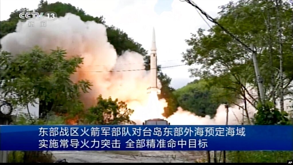 中国央视新闻的画面显示，一枚导弹从一个未披露的地点发射。(2022年8月4日)