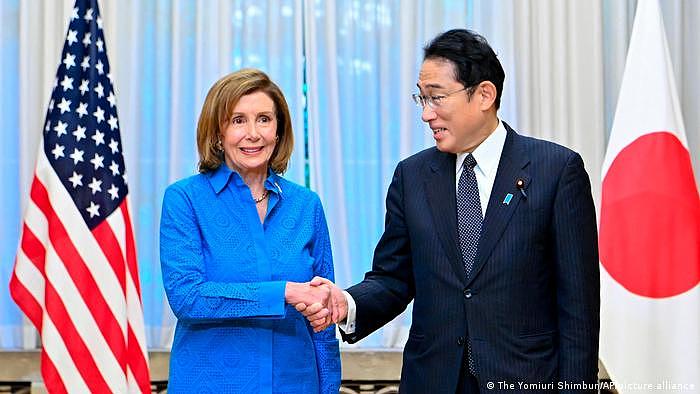 美国众议院议长佩洛西在日本与首相岸田文雄会面。 岸田表示，他们将共同维护台湾海峡的和平与稳定