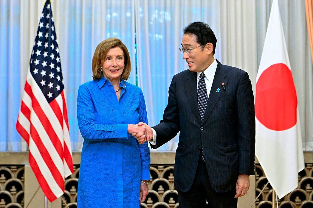 日本首相岸田文雄周五在东京与南希·佩洛西议长会面。