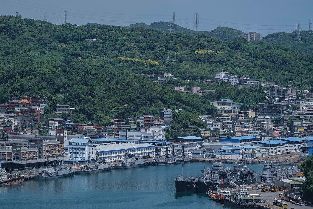 周五，在基隆的台湾海军。台湾国防部表示，中国军舰和飞机周五越过了台湾海峡的非正式中线。