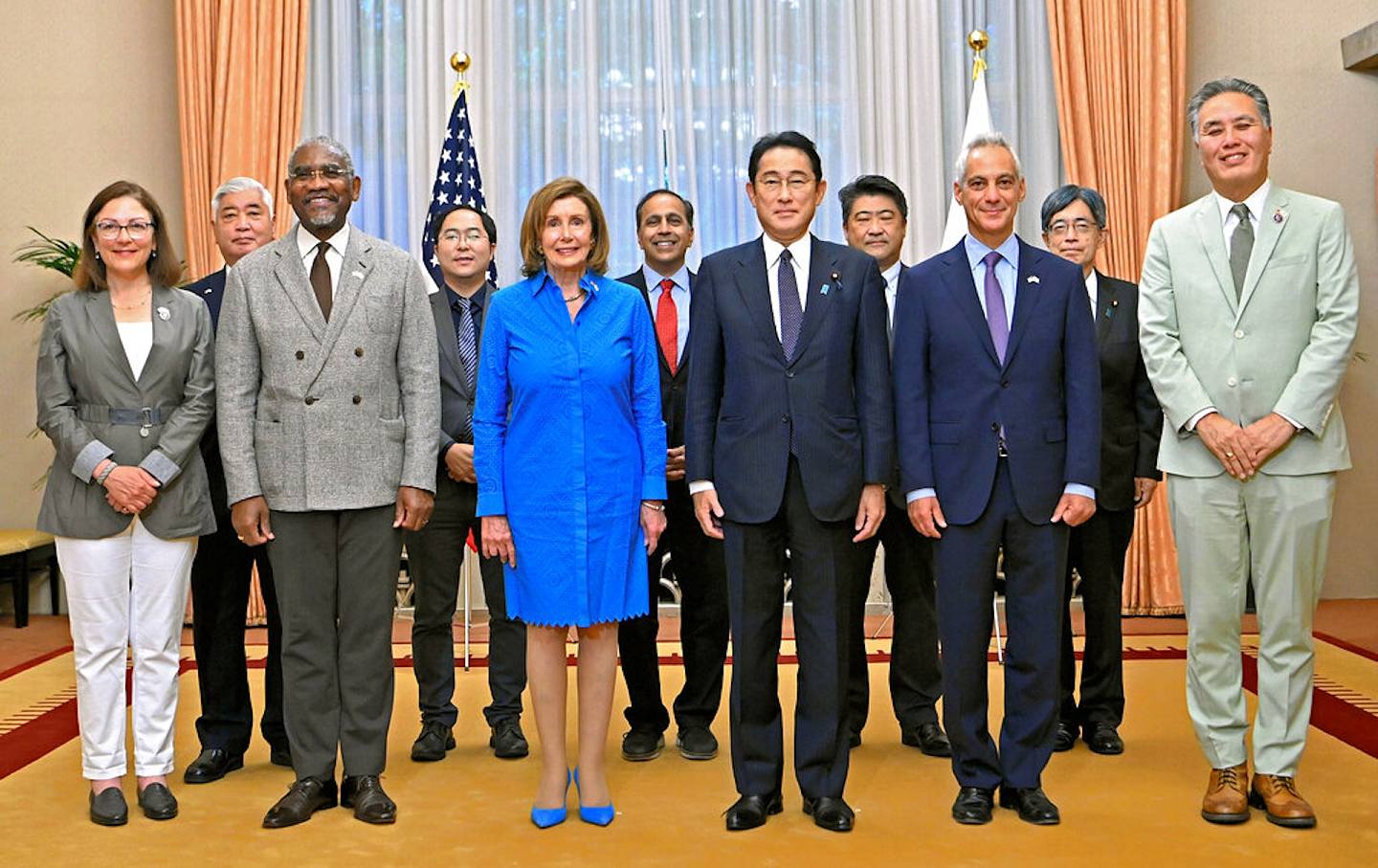 佩洛西访日：2022年8月5日，日本东京首相官邸举行早餐会前，美国众议院议长佩洛西（前排左三）和她的国会代表团与日本首相岸田文雄（前排右三）合影留念。 （AP）