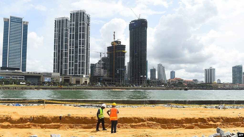 工人在斯里兰卡科伦坡中国资助的港口城项目建筑工地上工作。（2019年11月8日）