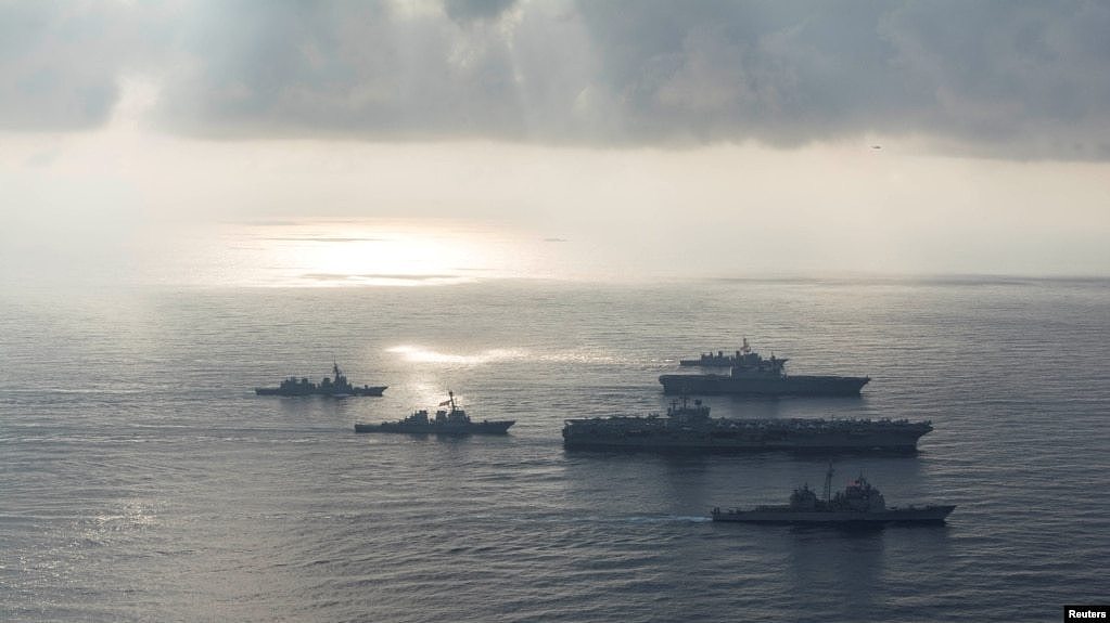 资料照片：2018年8月，与日本海上自卫队一起在南中国海进行军演的美国“罗纳德·里根”号航母打击群。