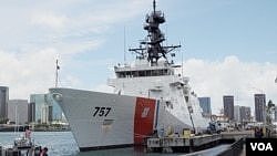 美国海岸警卫队的第８艘传奇级巡逻舰 “米吉特”号停靠在夏威夷海岸警卫队基地。（美国之音刘恩民摄。）