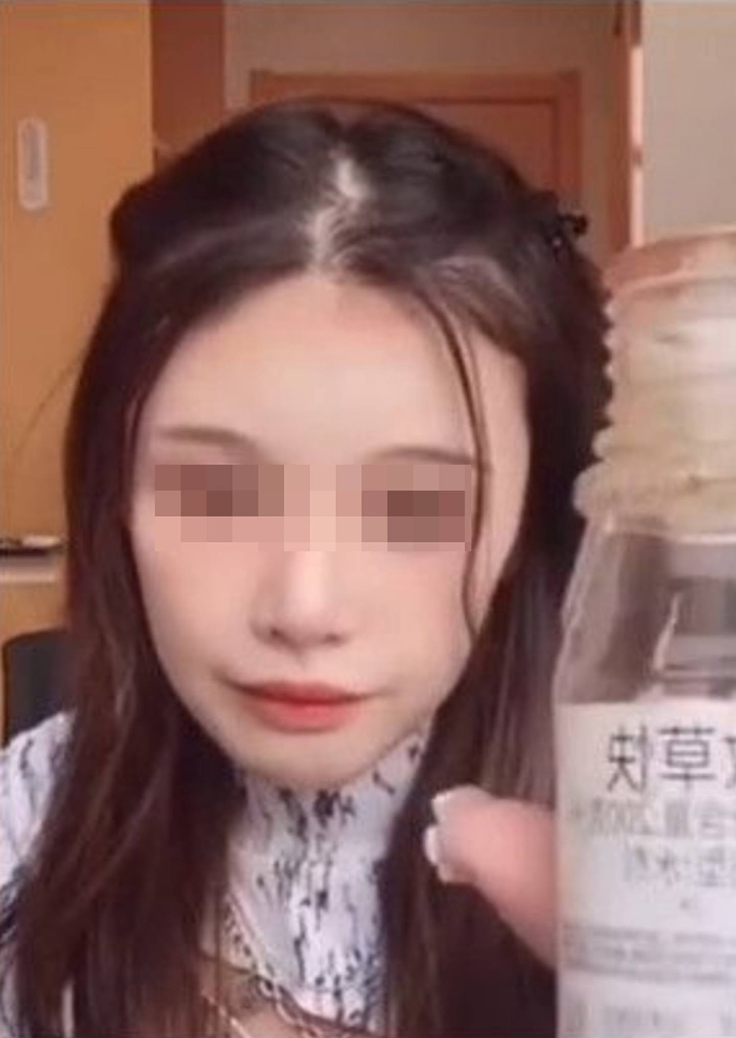 湖南女网红「罗小猫猫子」在一场直播中喝下农药自杀，经抢救无效去世。 （影片截图）