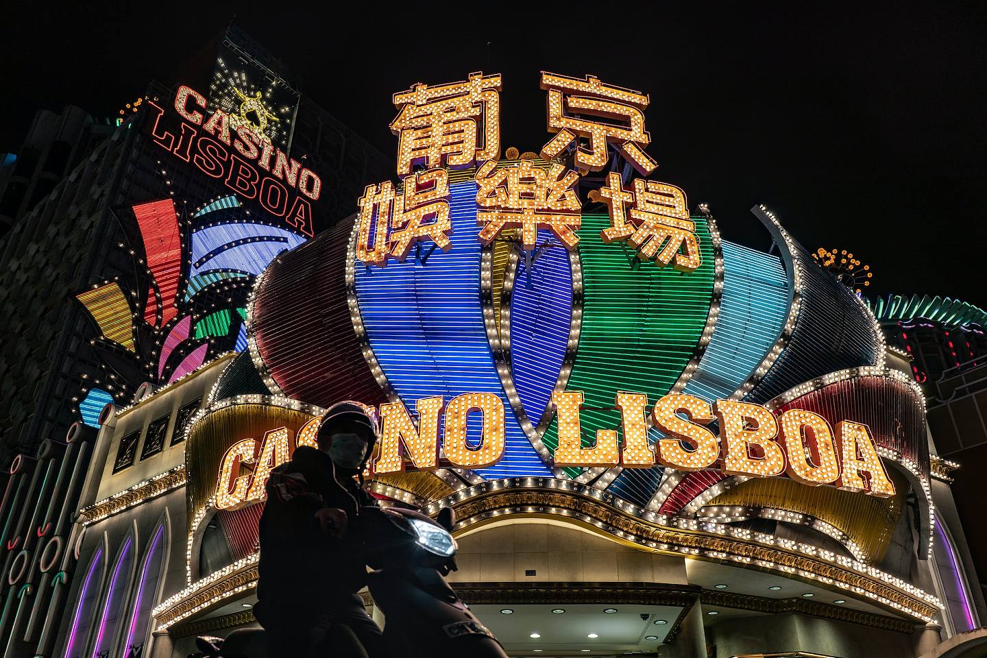 2020年2月4日，一名摩托车手在中国澳门的葡京赌场前停下来等待红绿灯。 （Getty Images）