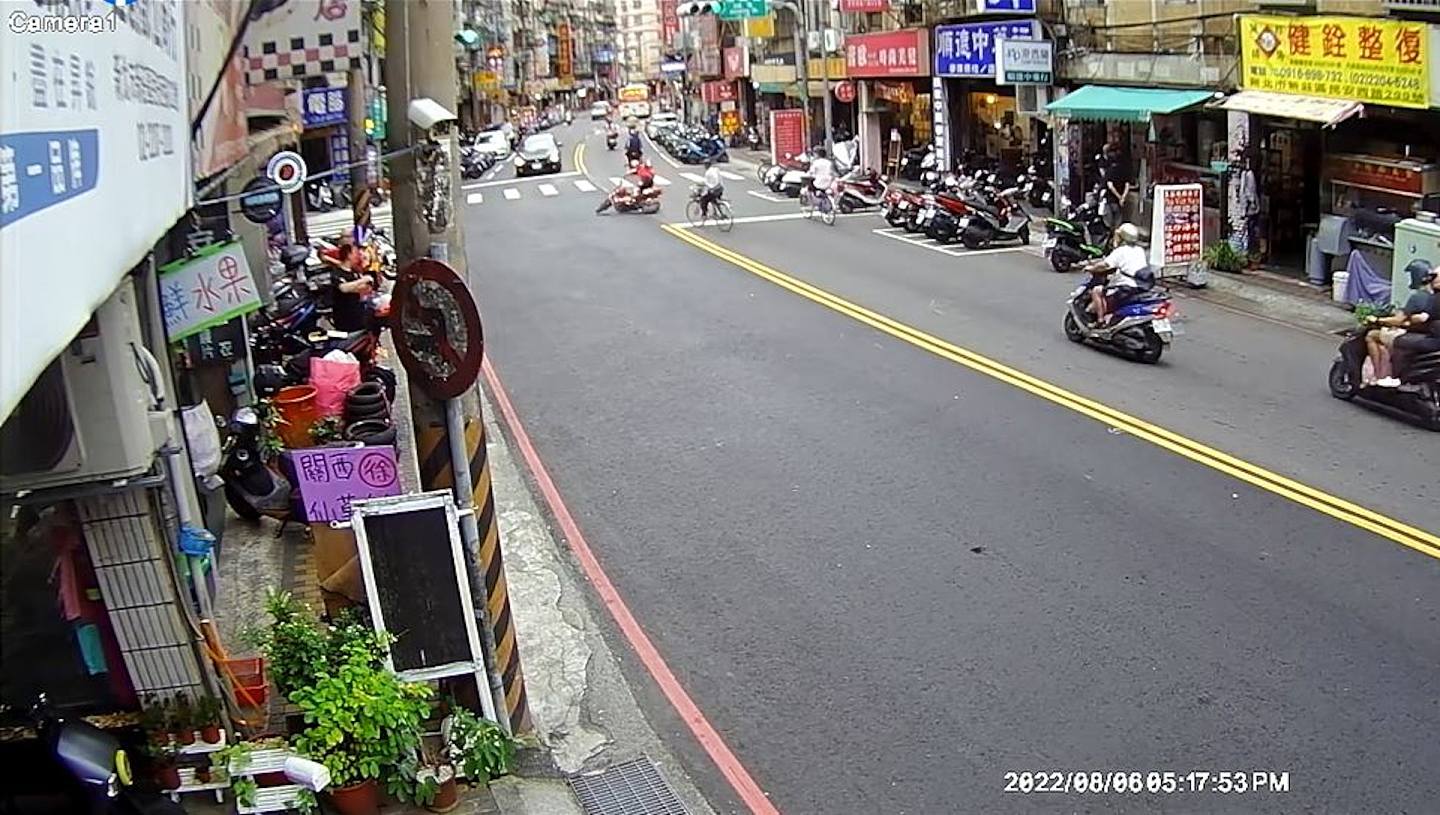 台湾1名老伯踏单车时突然向左转入路口，后方驶至的电单车闪避不及疑似被撞到，铁骑士更被弹飞倒地不起，惟老伯停下看了十多秒便施施然骑着单车离去。 （影片截图）
