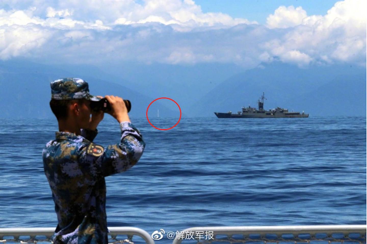 解放军公布舰机靠近台湾海岸线的图片。 （解放军报）