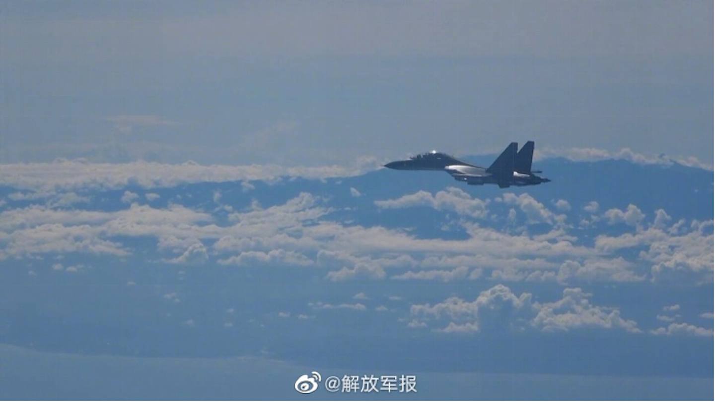 执行任务的解放军飞行员在目视距离俯瞰台湾海岸线和中央山脉。 （解放军报）