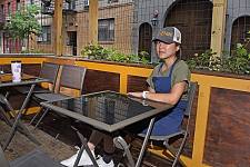 纽约户外餐棚被流浪者占据，不雅画面随处有，华人老板娘陷入两难（组图）