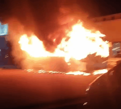悉尼公交爆炸起火！目击者：大火喷涌而出，火光直冲云霄，乘客死里逃生（视频/组图） - 3