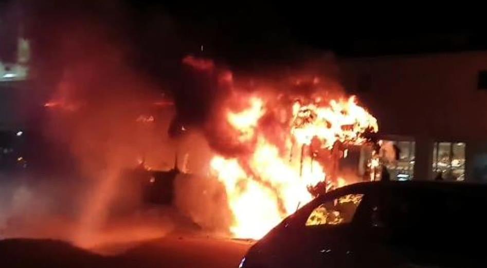 悉尼公交爆炸起火！目击者：大火喷涌而出，火光直冲云霄，乘客死里逃生（视频/组图） - 7