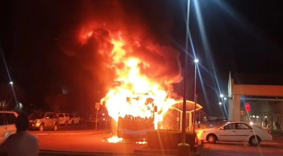 悉尼公交爆炸起火！目击者：大火喷涌而出，火光直冲云霄，乘客死里逃生（视频/组图） - 5