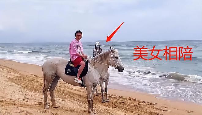 王思聪带美女在海边骑大马，打扮低调弯腰驼背（组图） - 2