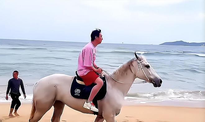 王思聪带美女在海边骑大马，打扮低调弯腰驼背（组图） - 1