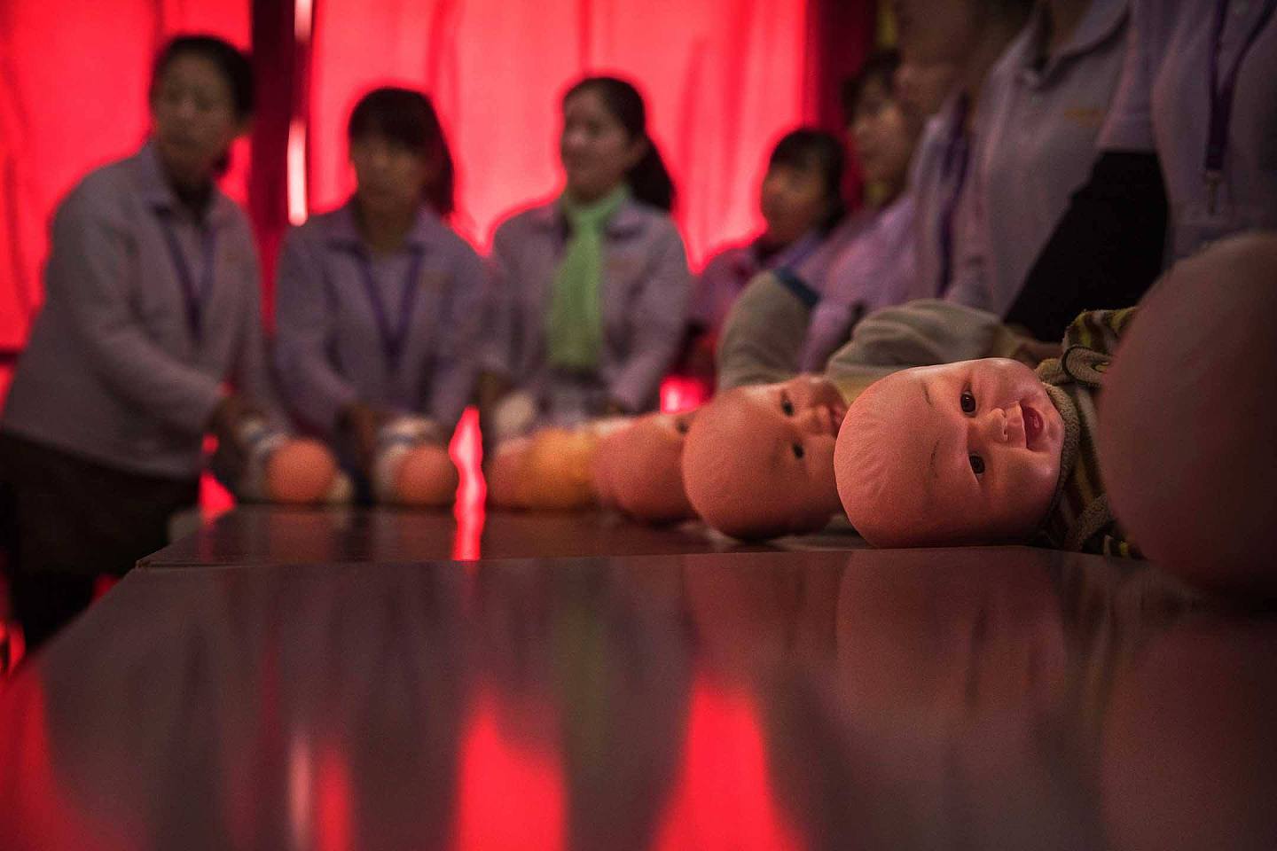 2016年10月28日，北京，中国妇女训练成为合格的保姆，桌子上放著塑料婴儿。