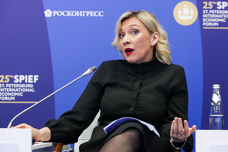 俄罗斯外交部发言人扎哈罗娃，举手投足让人瞩目。 （美联社）