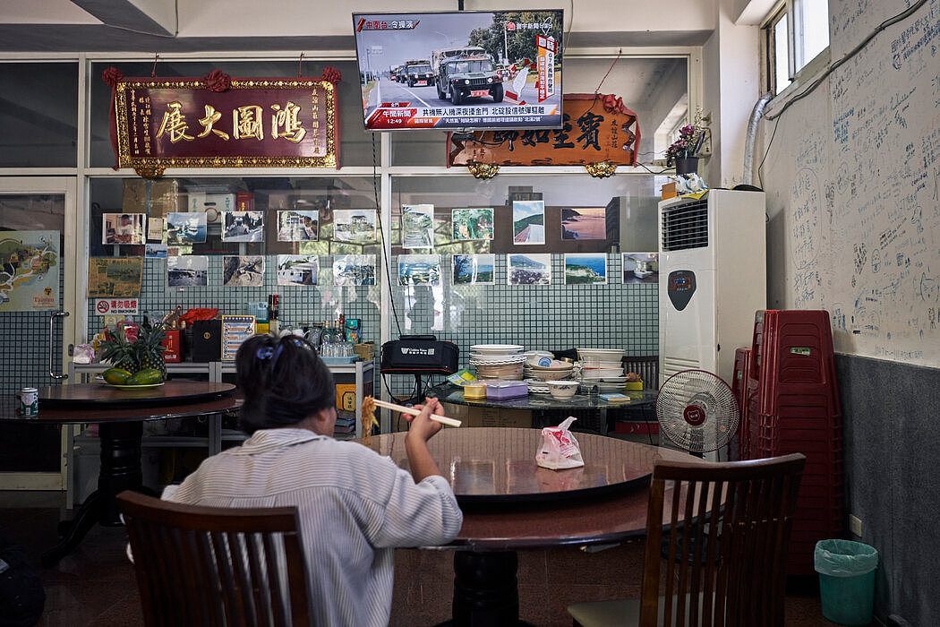 马祖列岛上的一家餐馆里正在看新闻的食客。这里距离其中一个演习地点只有40公里。