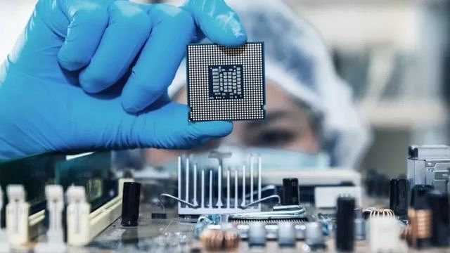 该法案进一步遏制了中国芯片行业的发展，可能会促使中国进一步加大对自身芯片产业的投入，以在长期获得与美国的竞争优势。