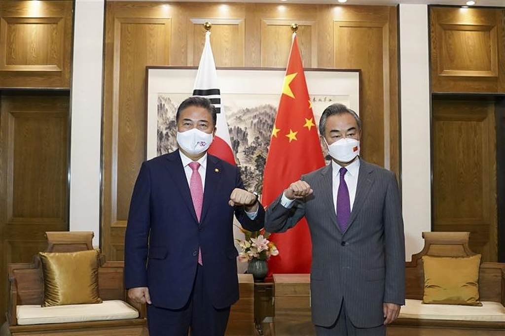 南韩外长朴振(左)访华，9日下午与中国国务委员兼外长王毅在青岛酒店举行会谈。 (美联社)