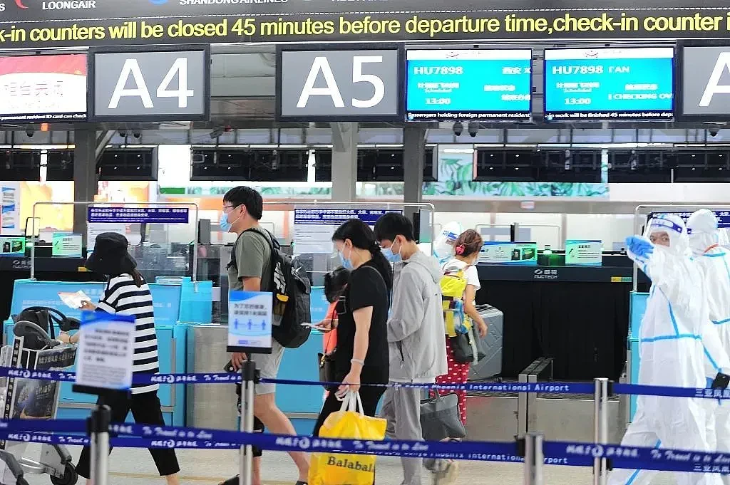 8月9日，三亚，第一批滞留游客在三亚凤凰国际机场办理登机手续。