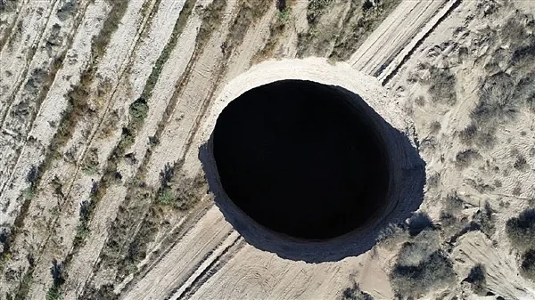 成因未知！智利矿区惊现天坑：25米宽、200米深