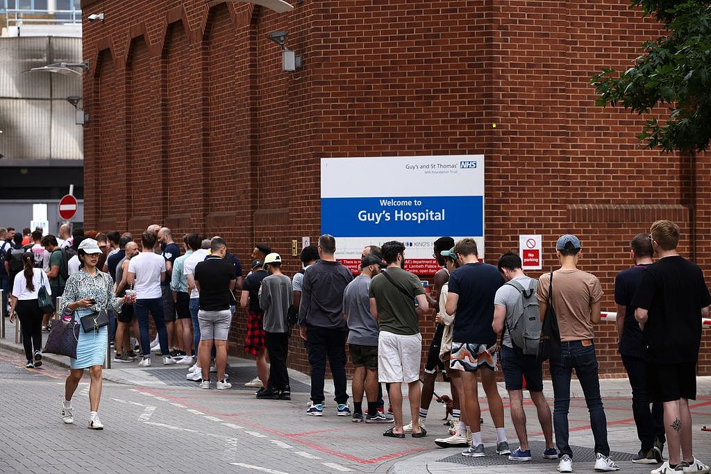 倫敦民眾在快閃接種站排隊等待接種猴痘疫苗。路透資料照片