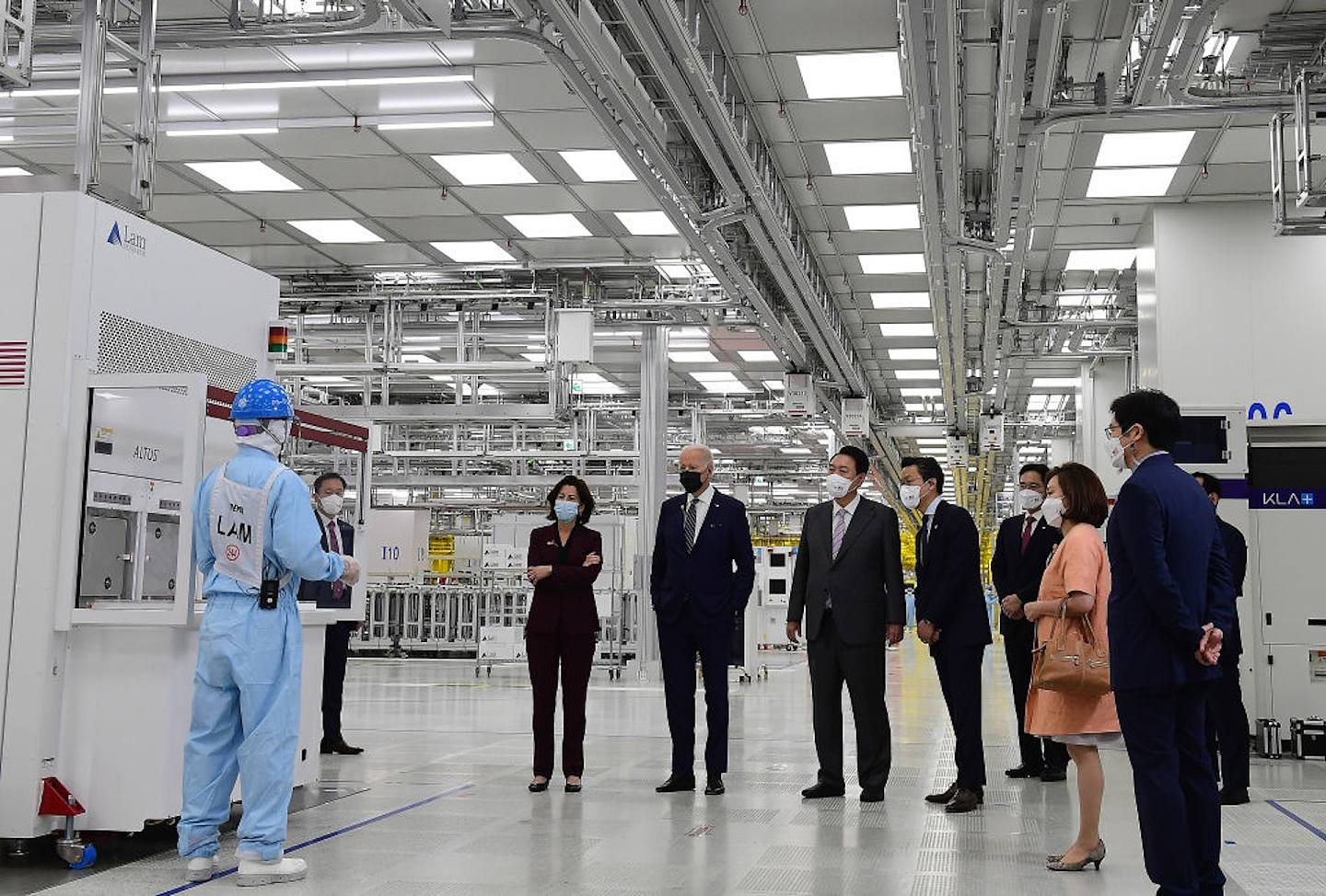 圖為5月20日，美國總統拜登訪韓，參觀了韓國三星的廠房。（Getty）