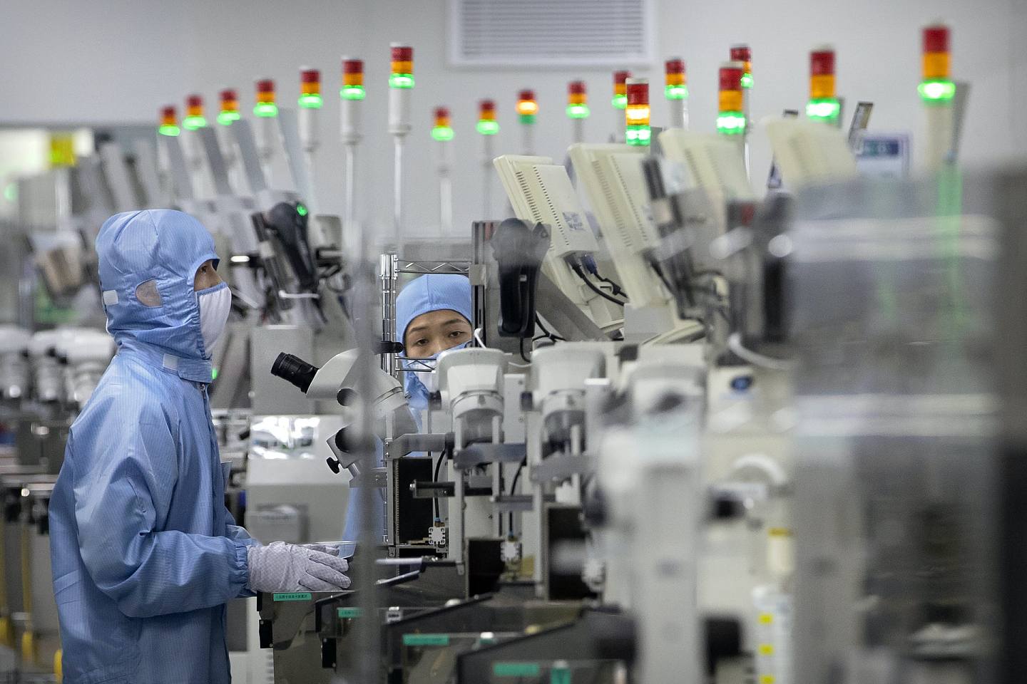 图为2020年5月14日，瑞萨电子位于中国工厂内的半导体生产线。 （AP）