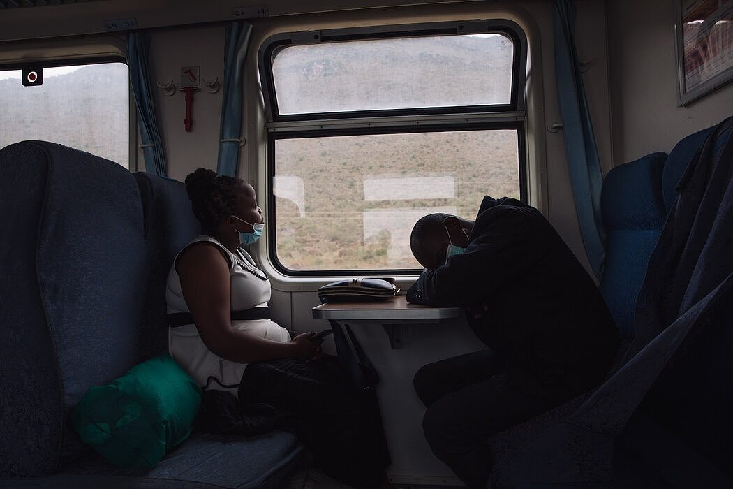 从苏斯瓦到内罗毕的标准轨铁路列车上的乘客。