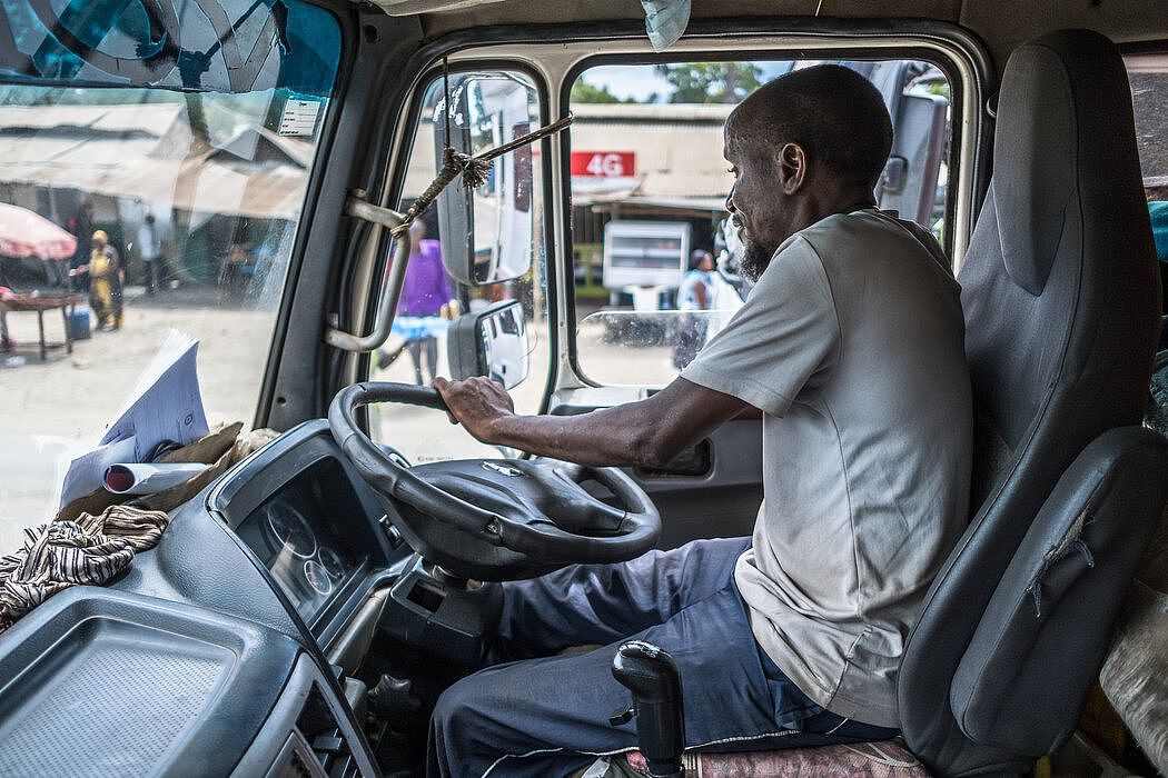 肯尼亚卡车司机拉希德已经在路上行驶了28年。自铁路开通以来，卡车司机失去了工作。