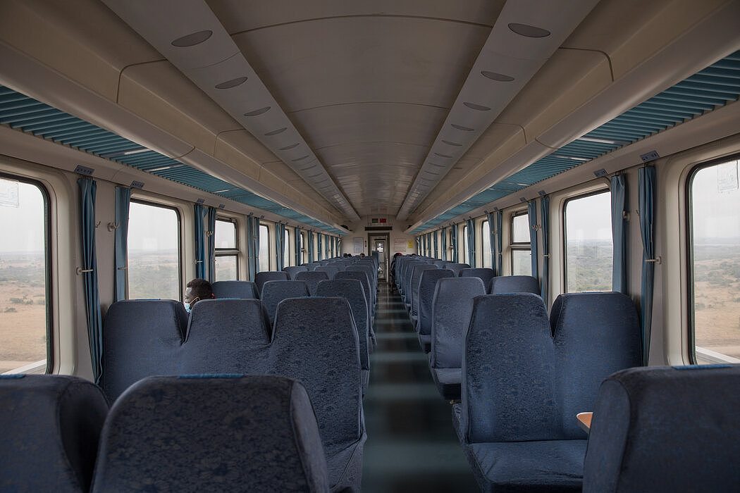 去年，从内罗毕到苏斯瓦的列车开到大裂谷，车厢内空无一人。
