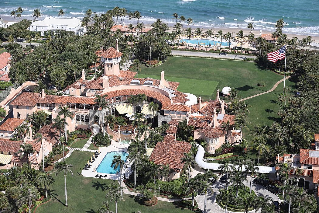 前总统特朗普声称，联调局特工搜查了他位于佛罗里达的私人俱乐部兼住所马阿拉歌庄园，并打开了一个保险箱。