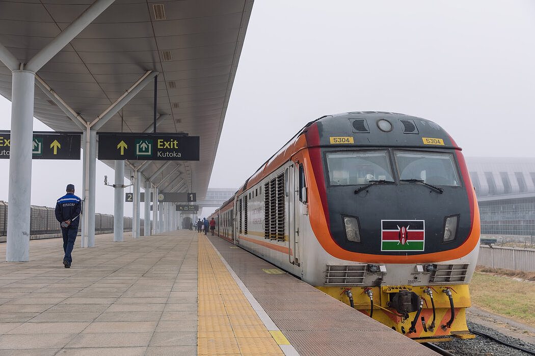 在肯尼亚内罗毕，最后几名乘客在火车即将离站前上车。