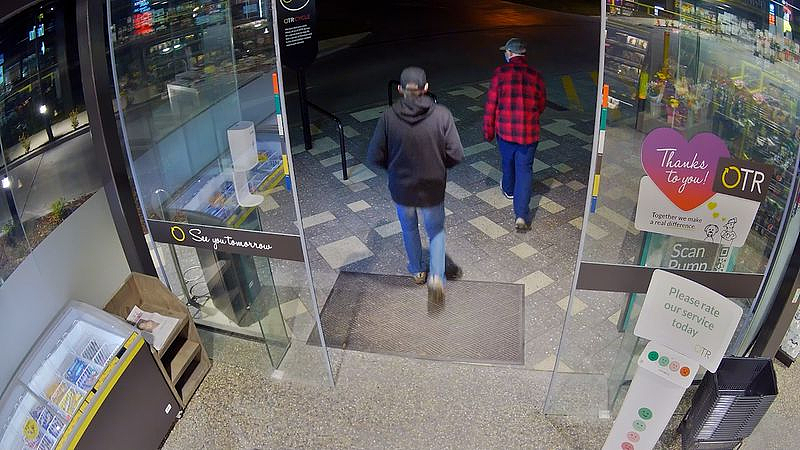 维州2男持枪抢劫服务站！女店员被枪指着，现金洗劫一空，监控画面公布（组图） - 4