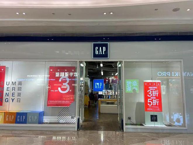 知名品牌GAP在中国大规模关店清仓，连灭火器都卖（组图） - 3