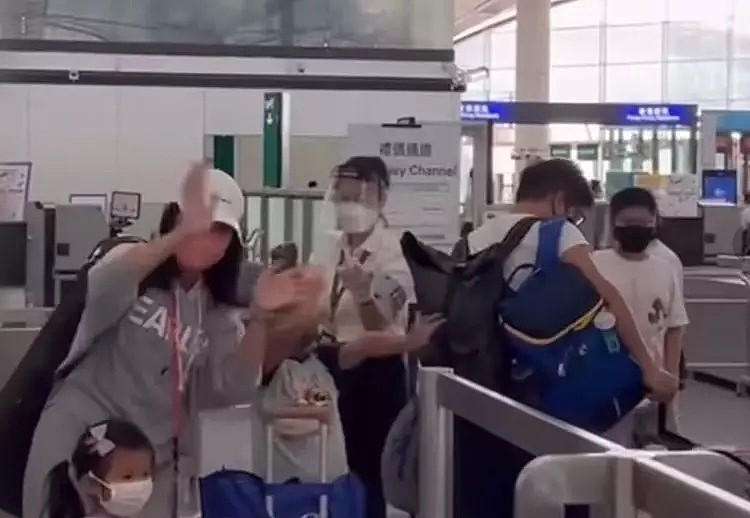 40岁女星举家移民海外！在机场拿近10个行李箱，长辈含泪送别（组图） - 2