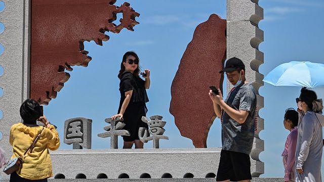 中国游客在福建平潭海边的台湾地图碑前拍照留念（6/8/2022）