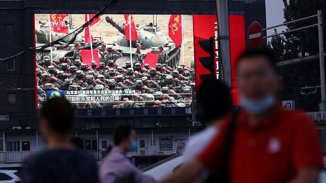 北京街头一巨型电视屏幕在播放官方中国中央电视台新闻联播有关解放军的报道（2/8/2022）