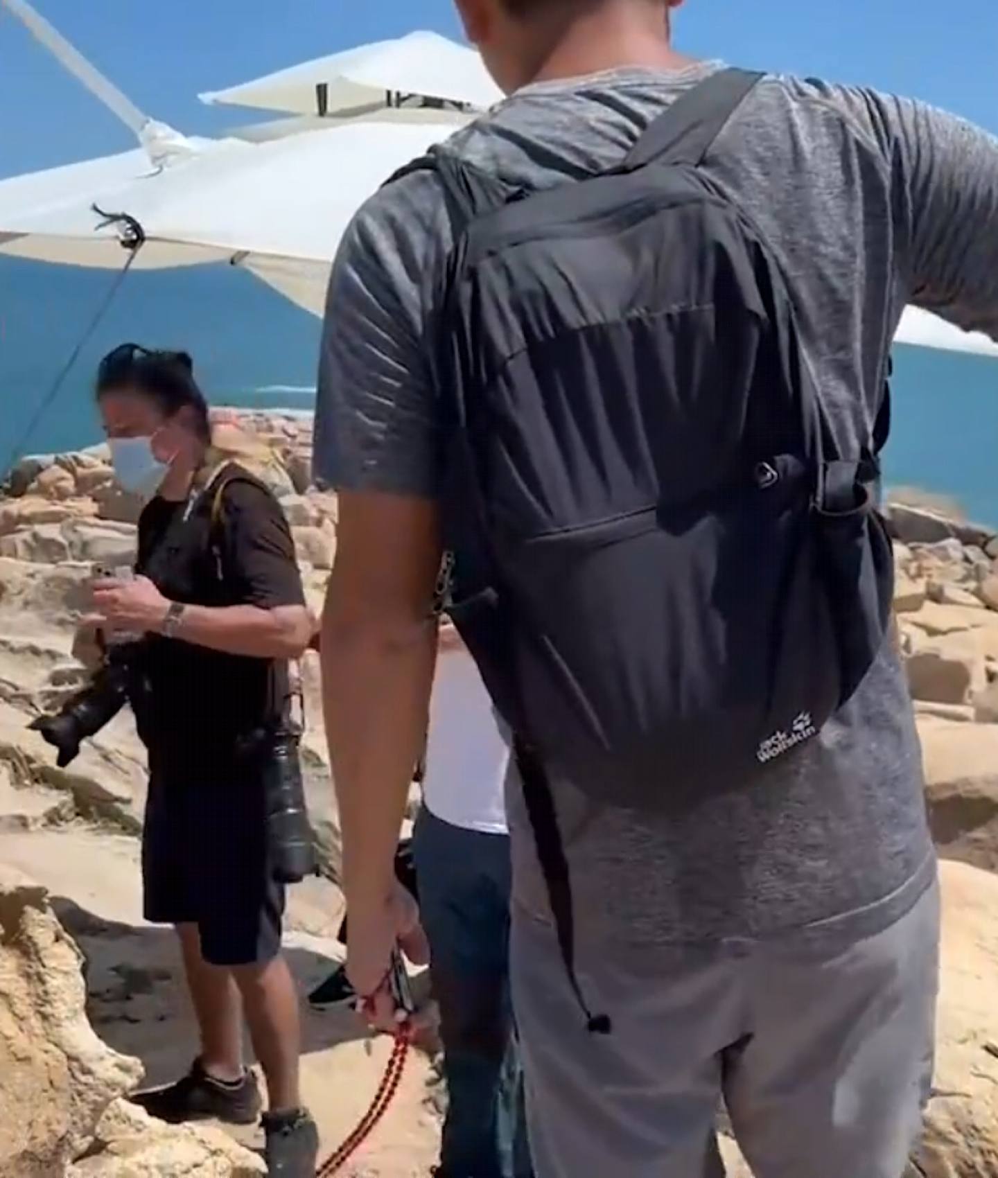 解放军军演期间，有疑似外媒记者持专业设备偷拍，却称自己是游客。 （沸点视频）