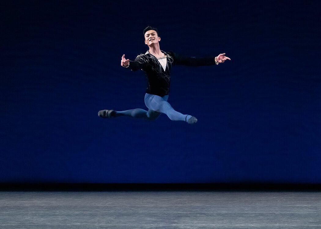 《天鹅湖》的黑天鹅双人舞。《纽约时报》舞蹈评论家吉亚·库拉斯撰文点评陈镇威，称“在我看他跳过的每一个角色中，他的风度都是高贵而慷慨的”。