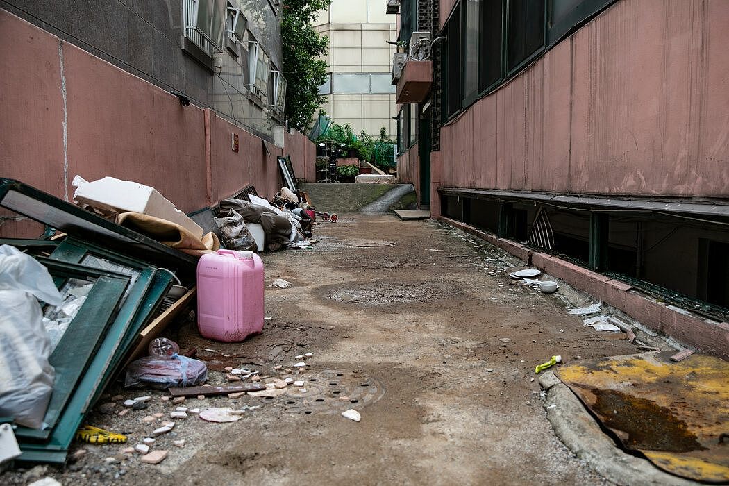 首尔带有临街窗户的半地下住宅。洪水造成的死亡凸显了该国的住房危机和日益严重的不平等。