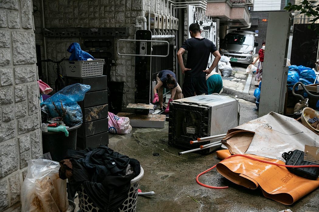 “如果被困在里面，我和妻子根本不可能逃出来，”周三，洪锡哲和家人一起清理被洪水毁坏的物品。