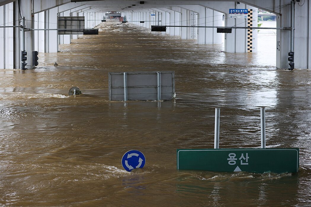 22日，首尔汉江大桥的下层被洪水淹没。