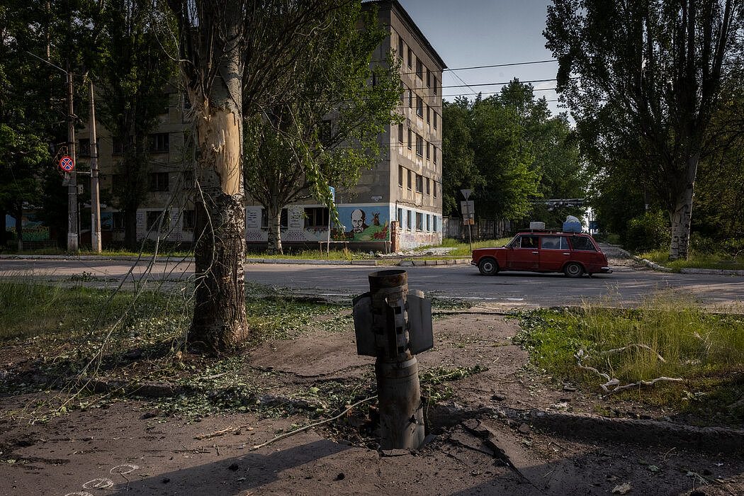利西昌斯克的一枚未爆炸的火箭弹。该市的乱葬岗里只埋葬了一部分在该地区遭炮击丧生的平民。