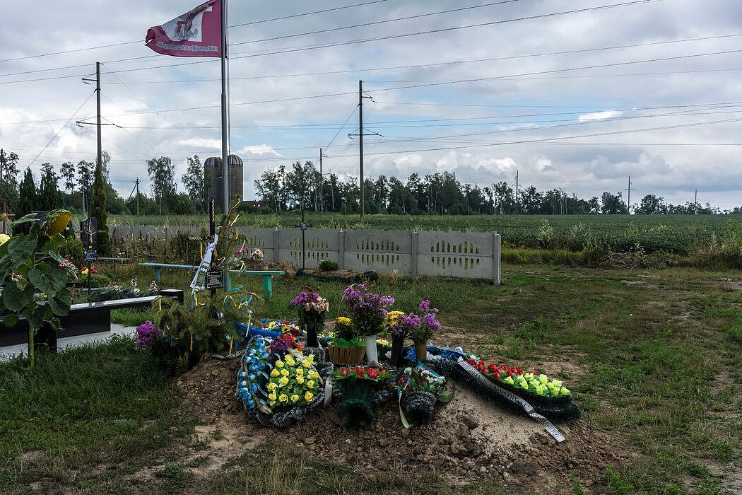 周五，在乌克兰东部阵亡的乌克兰士兵谢尔伊·丹尼丘克的坟墓。