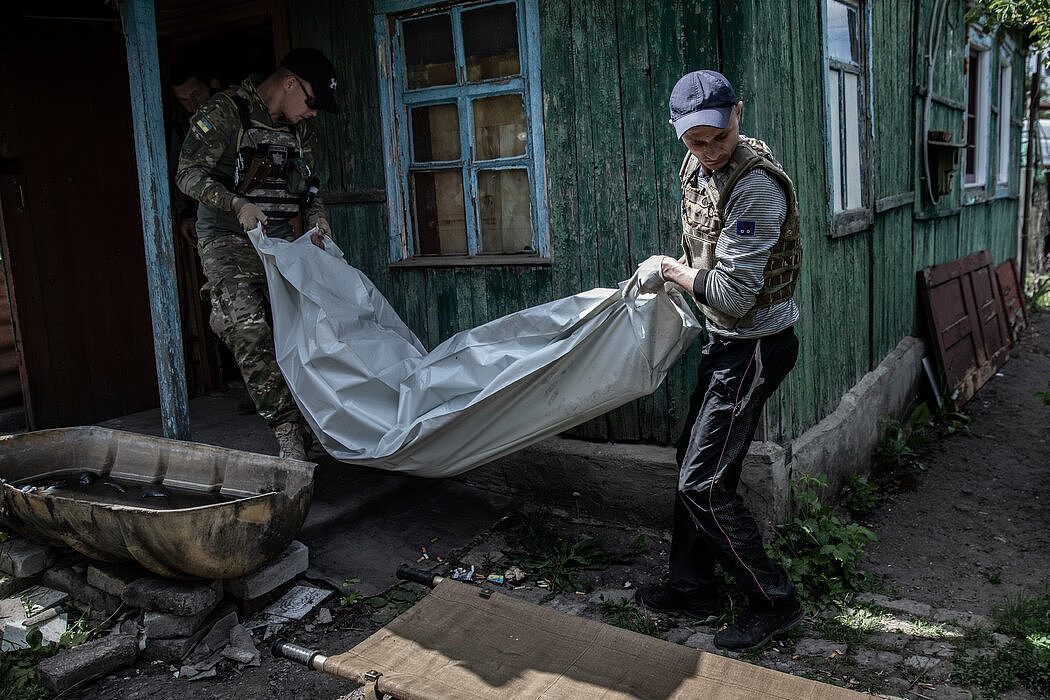 5月，乌克兰警察从利西昌斯克的一栋房屋中抬出一具男尸。