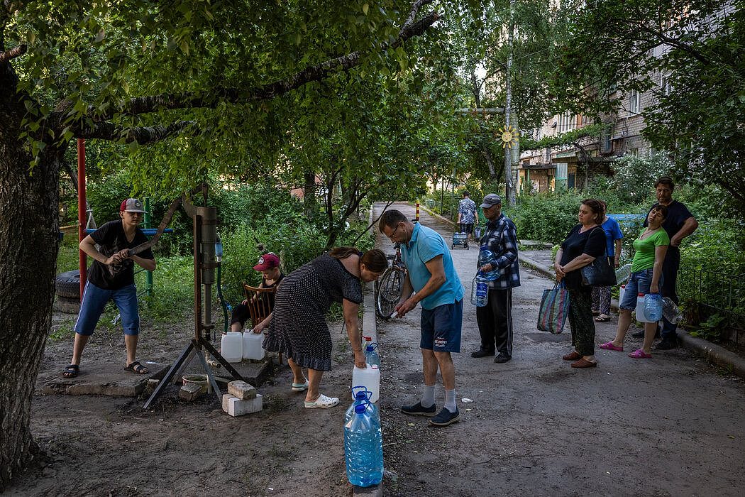 6月，在利西昌斯克附近的城市斯洛维安斯克，人们聚集在市政水泵旁。