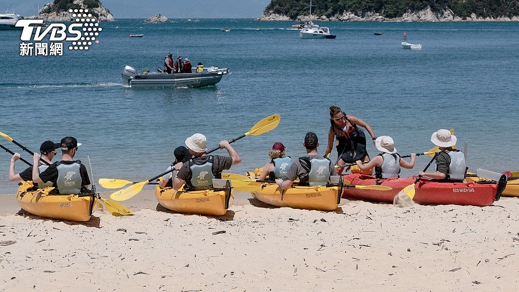 游客在纽西兰海岸学习操作独木舟。 （图/达志影像美联社） 公开厌恶背包客和穷游纽西兰部长：更盼「高端」游客来访