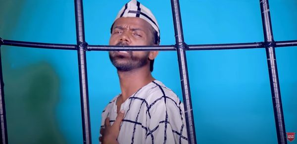 ▲▼阿洛姆在网上放出一部身着囚服唱歌的影片表达对警方的不满。 （图／翻摄自YouTube／Hero Alom OFFICIAL）